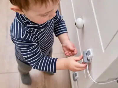 Ako zabezpečiť nábytok a domácnosť pred deťmi