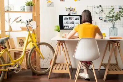 Práca z domu naberá na popularite – čo nesmie chýbať v modernej pracovni?