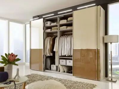 Ako si usporiadať šatníkovú skriňu a udržať v nej poriadok?