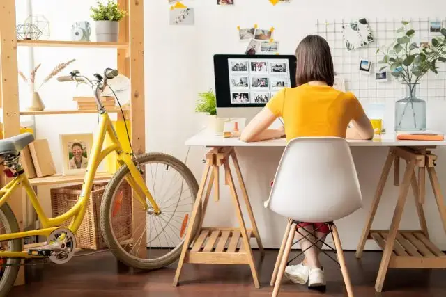 Práca z domu naberá na popularite – čo nesmie chýbať v modernej pracovni?
