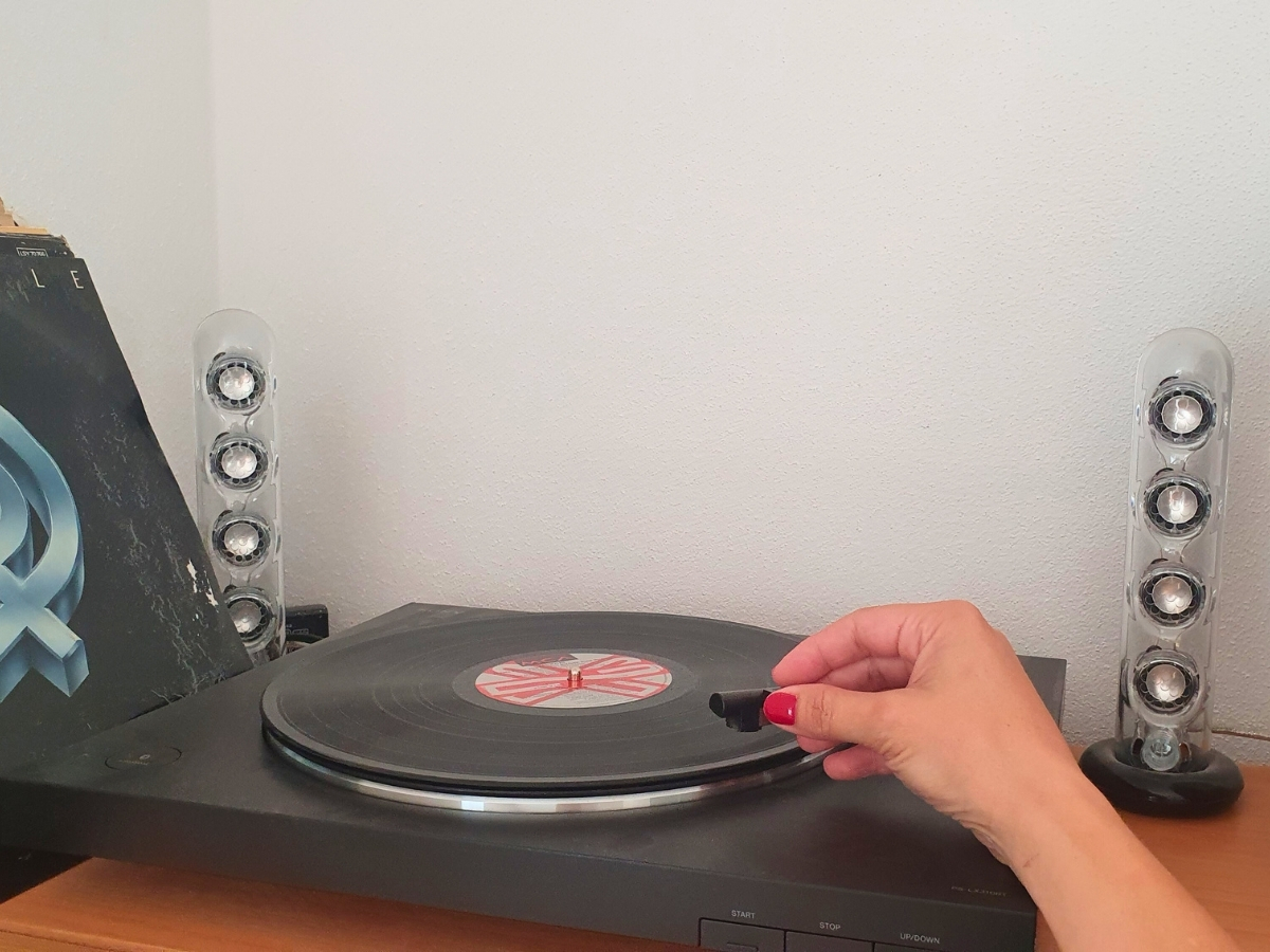 Čierny gramofón s LP platňami.