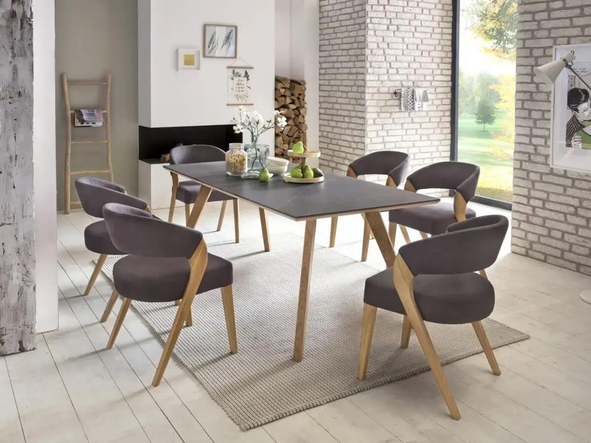 Jedálenský stôl Trondheim s čalúnenými stoličkami Argo z rovnakého masívu. 