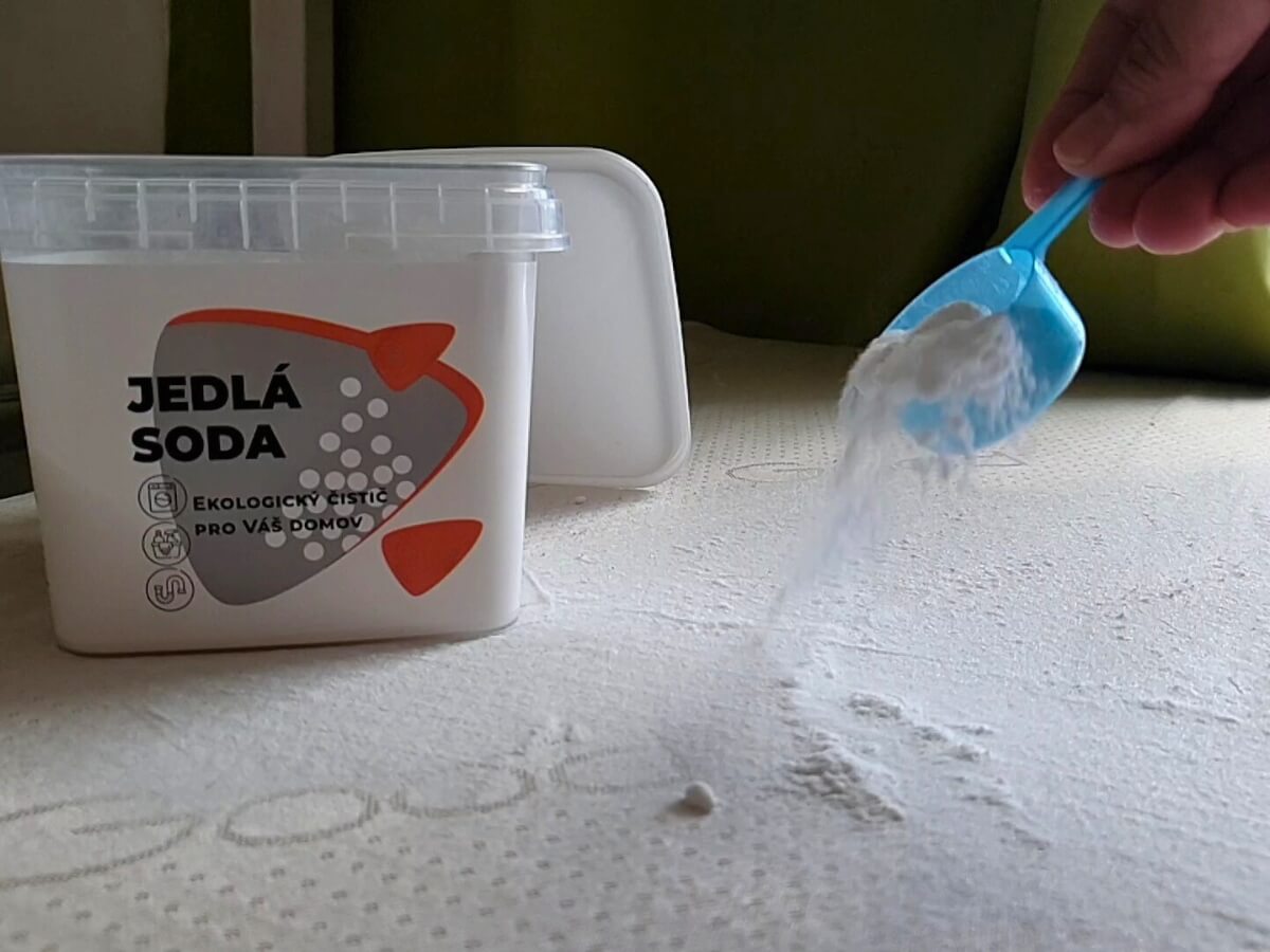 Čistenie matraca jedlou sódou.