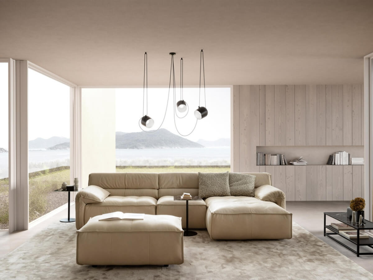 Obývačka v škandinávskom štýle s dominantnou sedačkou Vola.