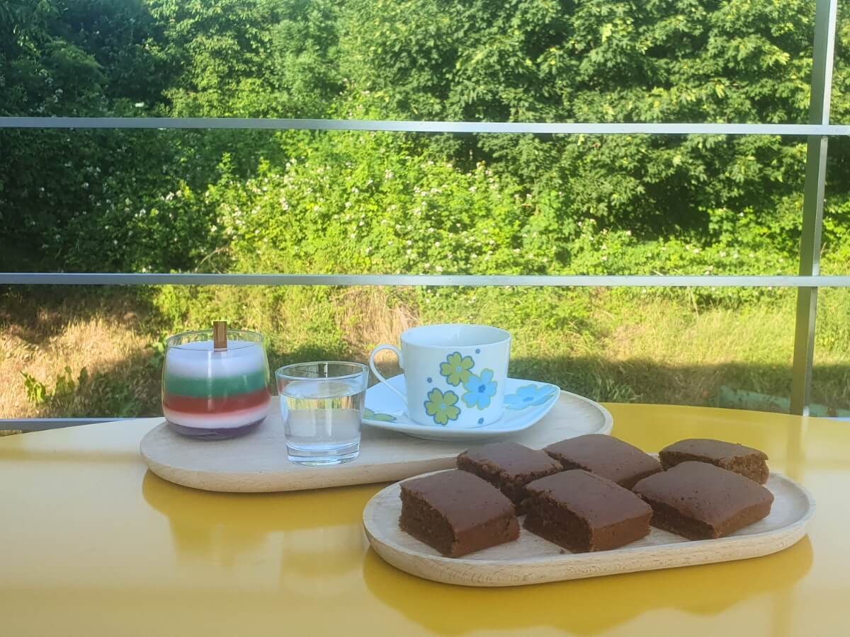 Raňajky na balkóne.