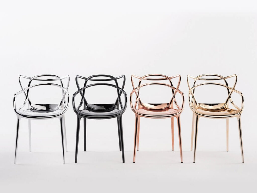 Dizajnové plastové stoličky.
