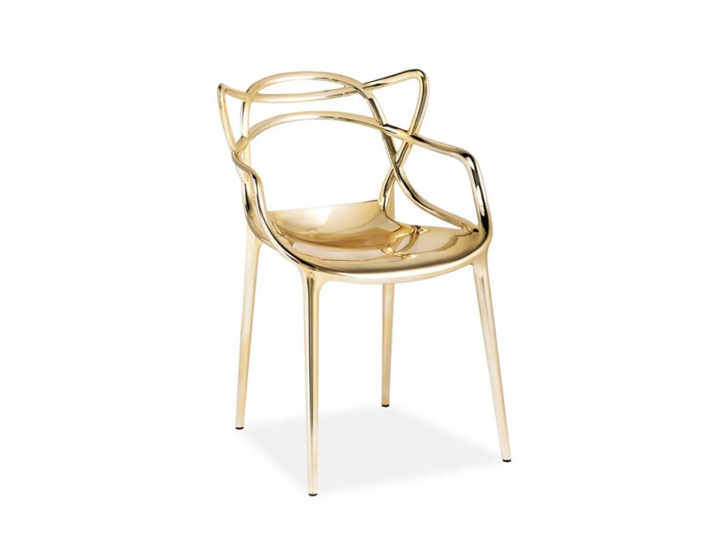  Zlatá dizajnová plastová stolička.
